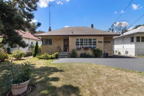 3 BDRM Bungalow For Sale 1506 Cawthra Rd. in Mississauga. Presented by Dawna Borg, Broker at RE/MAX Premier Inc., (416)987-8000