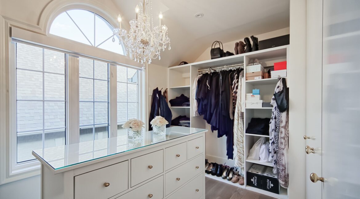 24-BedroomPrimary_Closet-1
