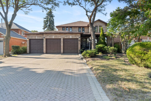 4 Bedroom Detached Home for Sale at 85 Calgary Gardens in Vaughan. Presented by Dawna Borg, Broker and Nikki Borg, Sales Representative at REMAX Premier Inc., Brokerage (416) 987-8000 