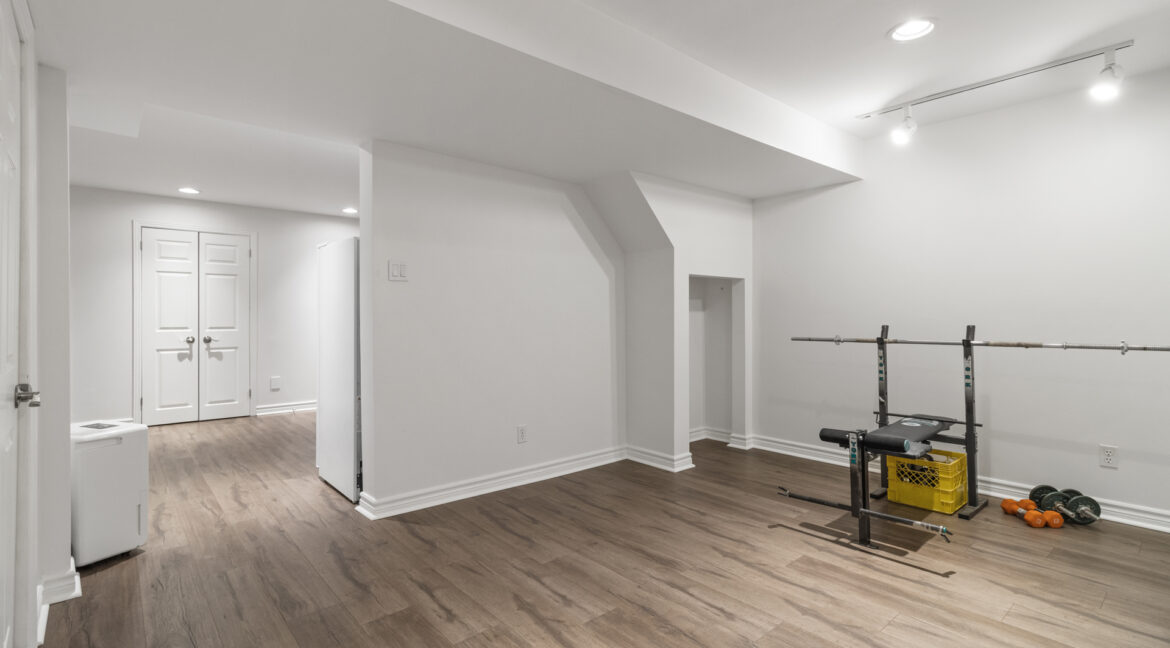 426_Maplegrove_Avenue_057